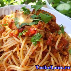spagetti s myasnym tomatnym sousom