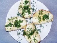 Горячий бутерброд с плавленым сыром и луком