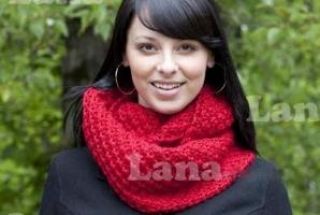 Красный шарф-хомут с плетеным узором