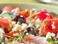 Салат с оливками, рисом и орехами